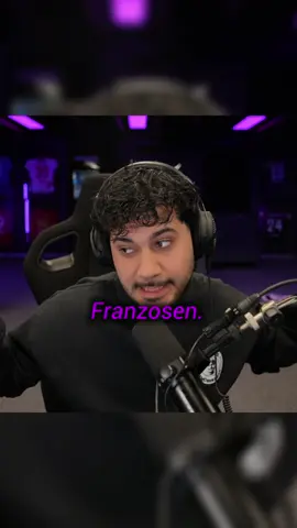 „Hamed Loco gibt in seinem Comedy-Skit wieder einfach RANDOM den Franzosen die ‚Schuld‘ 😭🇫🇷 …und dann dieses Emote dazu?? Unvergesslich 💀🔥 Alles nur Spaß & Unterhaltung! #hamedloco #comedy #emote #rpvibes #fyp “