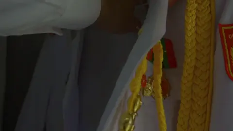 Được đứng trong hàng ngũ của đội tiêu binh danh dự là ước mơ của mọi người lính. 2 năm 6 tháng tuổi trẻ sẽ rực rỡ hơn bao giờ hết khi được vinh dự khoác lên màu áo trắng tinh khôi làm nhiệm vụ canh giữ lâu dài giấc ngủ vĩnh hằng của Bác😊 #photography #streetphoto #xuhuong #langbac #bodoi 