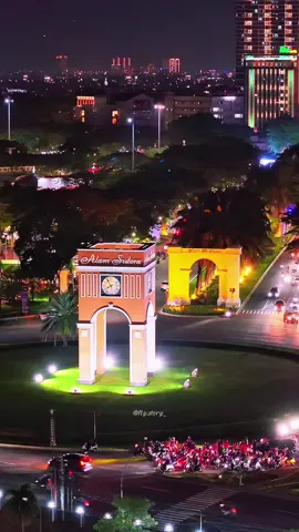 Tetap semangat untuk para pejuang rupiah, karena dibalik rasa lelah ada keluarga yang senantiasa menunggu dirumah. 🤌☺️ #landmark #alamsutera #serpong #tangerang #aerialview 