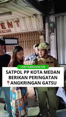 Tim Reaksi Cepat Satpol PP Kota Medan memberikan surat peringatan ke-2 untuk pedagang angkringan sepanjang trotoar dan bahu jalan Gatot Subroto.