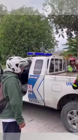 Pengendara Ojol T3w4s Dit4br4k Truk di Pekanbaru RIAUIN.COM- Kecelakaan maut antara sepeda motor dan mobil truk terjadi di Jalan Soekarno Hatta, Kota Pekanbaru, pada Senin sore (17/11/2025).  Peristiwa tragis ini mengakibatkan seorang pengendara motor yang diketahui merupakan ibu-ibu driver ojek online Maxim meninggal dunia di tempat kejadian. Belum diketahui pasti kronologi kecelakaan, namun berdasarkan keterangan sejumlah warganet, sepeda motor diduga ditabrak oleh truk dari arah belakang.  Sementara itu, sopir truk dilaporkan melarikan diri usai kejadian. Insiden ini mengundang perhatian warga sekitar yang langsung berkerumun di lokasi.  Pihak kepolisian diharapkan segera melakukan penyelidikan untuk mengungkap penyebab kecelakaan dan mengejar sopir truk yang kabur. *** #fypシ゚  #riau  #pekanbaru_riau  #polres  #riauincom 