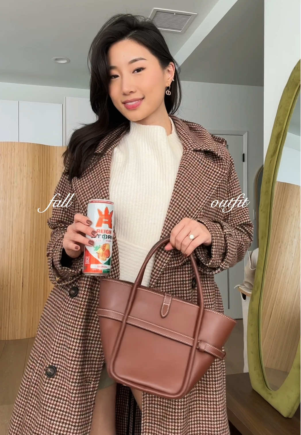 If your drink doesn’t match your vibe, you’re missing out😌🧃✨ love love this @Reign Storm energy drink to carry with me during the fall times!! 🍂 the drink is a part of the fit 🤌🤌 #reignstormpartner 