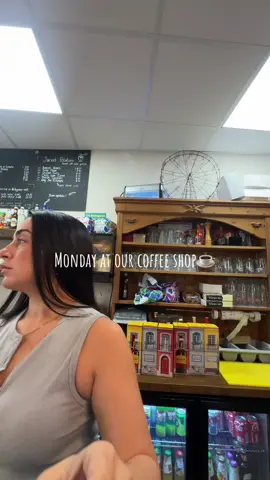 How many times did you talk about the weather today? Bc apparently I spoke about it to nearly every customer 🥶🤪🫩#coffeeshop #cometoworkwithme #workwithme #portuguese #workvlog 