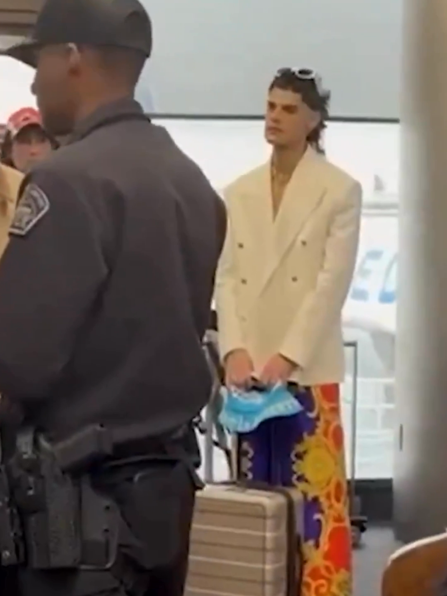 Ca7riel y Paco Amoroso fueron demorados por el FBI por grabar un video en pleno vuelo.  #Latinus #InformaciónParaTi