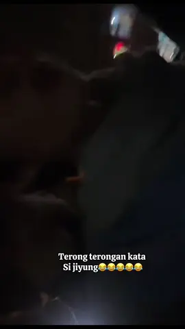 Maaf ya aku ambil aip nya , abis lucuu tengah malam bonceng ti3🤣🤣🤣#sikembar #kembartiktok @JIYUNG BERDOA TOP 3 PK BESOK! 