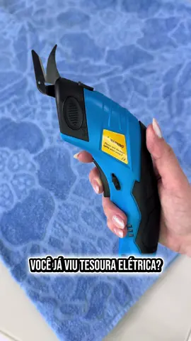 Pare de sofrer com tesouras!  Essa Tesoura Elétrica Recarregável corta tecido, papelão, plástico e muitos outros materiais como se fosse manteiga! Sem esforço, sem dor na mão e super rápida. Perfeita para: Costura, Artesanato e todos os projetos de casa. Simplifique sua vida! #tesouraeletrica #costura #produtoinovador #DIY #creatorsearchinsights 