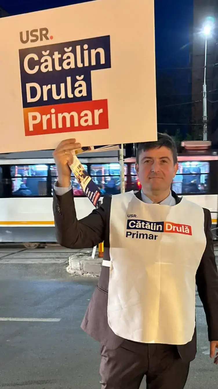 Calea Rahovei, intersecție cu Petre Ispirescu. Astăzi, în stradă, alături de oameni, în campanie pentru Cătălin Drulă — singura opțiune pentru un București fără mafii imobiliare, fără rețele căpușate și fără bani publici tocați în șmenuri. Bucureștiul poate fi un oraș curat, sigur și predictibil. Dar asta se poate întâmpla doar cu o administrație care nu răspunde la telefoane de la „băieți deștepți”, ci la nevoile reale ale oamenilor. @Alexandru Paul Dimitriu  #CatalinDrula #AlexandruDimitriu #Bucuresti #Alegeri