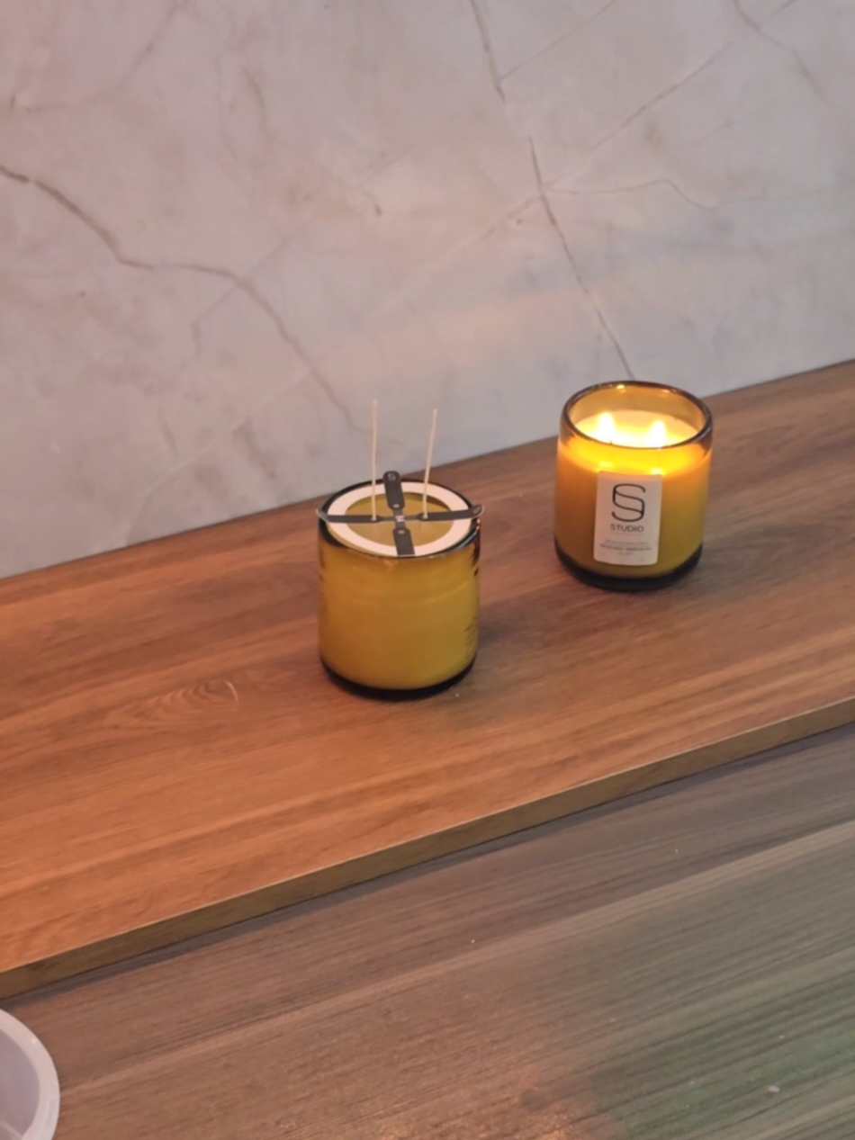 Así nace una vela artesanal de la línea Studio. Cera de soya + cera de coco, fragancia de sándalo, azahar y miel, y un envase de vidrio soplado ámbar hecho a mano en Tonalá. Cada paso —desde el pabilo hasta el vertido— se hace con precisión y calma. Un proceso que celebra la luz, la memoria y el oficio. #velaartesanal #velasartesanales #hechoenmexico #emprendimiento #decoraciondeinteriores 