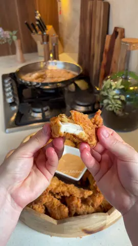 Tenders pule ose Copëza pule krokante😋 Përbërësit:👇 •1 kg gjoks pule •2 vezë •1gote qumësht •gjysem gote ujë i gazuar  •1 thelb hudhër e grirë •1 lugë çaji vegete  •1 lugë çaji piper i kuq i bluar •1 lugë çaji curry •1 lugë çaji rigon  •1 lugë çaji sodë buke •3 gota miell  Për lyerje: •Miell + pak kripë Përgatitja: 	•Prisni gjokset e pulës në feta me trashësi mesatare.  	•Në një enë të thellë përzieni: vezët, qumështin, ujë e gazuar hudhrën e grirë, kripën, erëzat (piper i kuq, curry, kumin), sodën e bukës dhe miellin. 	•Masa duhet të jetë e trashë. 	•Shtoni copat e pulës në përzierjen që përgatitët. 	•Mbulojini me letër plastike dhe lërini të pushojnë për të paktën gjysmë ore në frigorifer. 	•Në një enë tjetër përzieni miellin me pak kripë. 	•Nxirrni copat e pulës nga masa dhe lyejini një nga një miell 	•Ngrohni vajin në një tigan 	•Skuqini copat e pulës nga të dyja anët derisa të marrin ngjyrë të artë. 	•Vendosini mbi letër kuzhine për të thithur vajin e tepërt. #gatimetradicionale #gatimeshqiptare #gatimetradicionale_al #kuzhinashqiptare #gatimetradicionaleshqiptare 