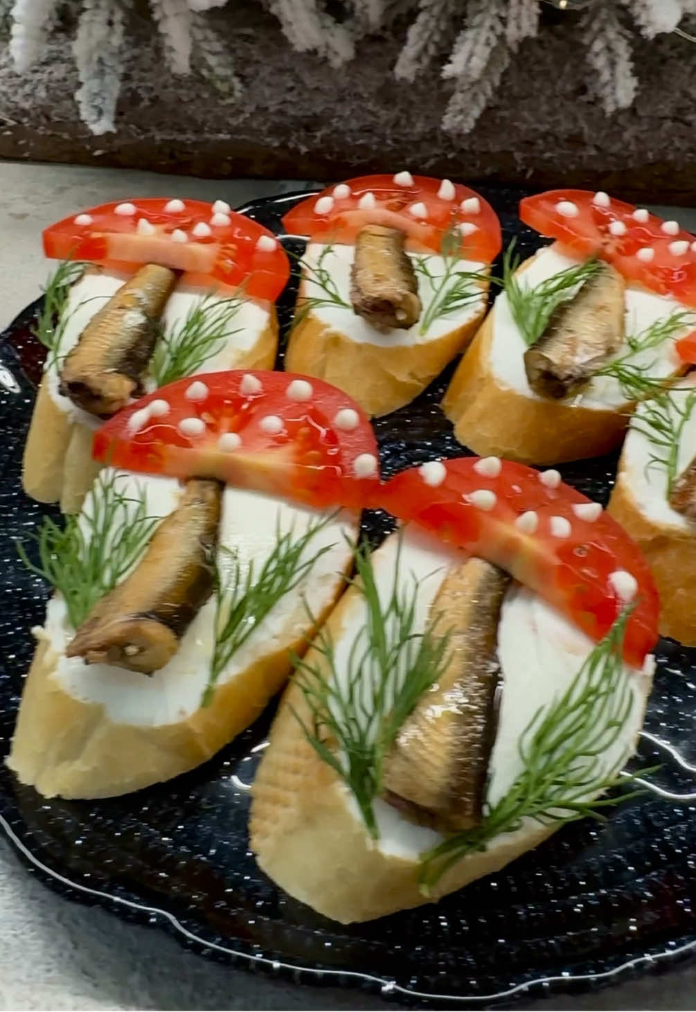 Бутерброды со шпротами🤤 Багет смазываем смесью растительного масла и чеснока. Отправляем в духовку на 7-10 мин при 170’ Смазываем каждый кусочек подсушенного багета творожным сыром, выкладываем шпроты, помидор, укроп👌 Это очень вкусно!🤤 #новыйгод #новыйгод2026 #новогодниерецепты 