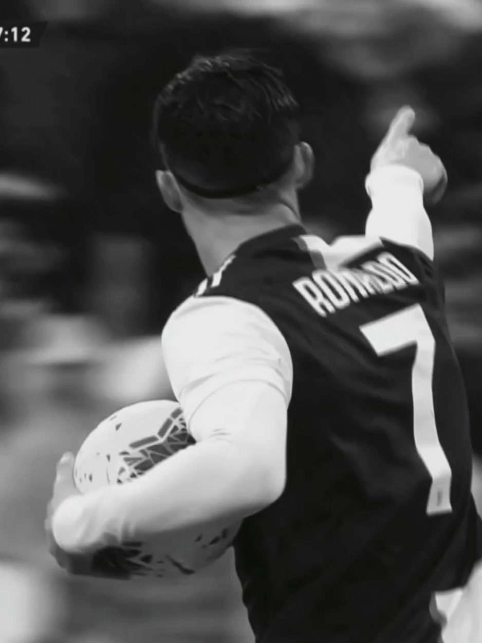 مليت من الجروح كل ماجيلك تروح !  #cristianoronald  #كرستيانو  #افضل_لاعب_في_التاريخ🥀👑  #foryoupage 