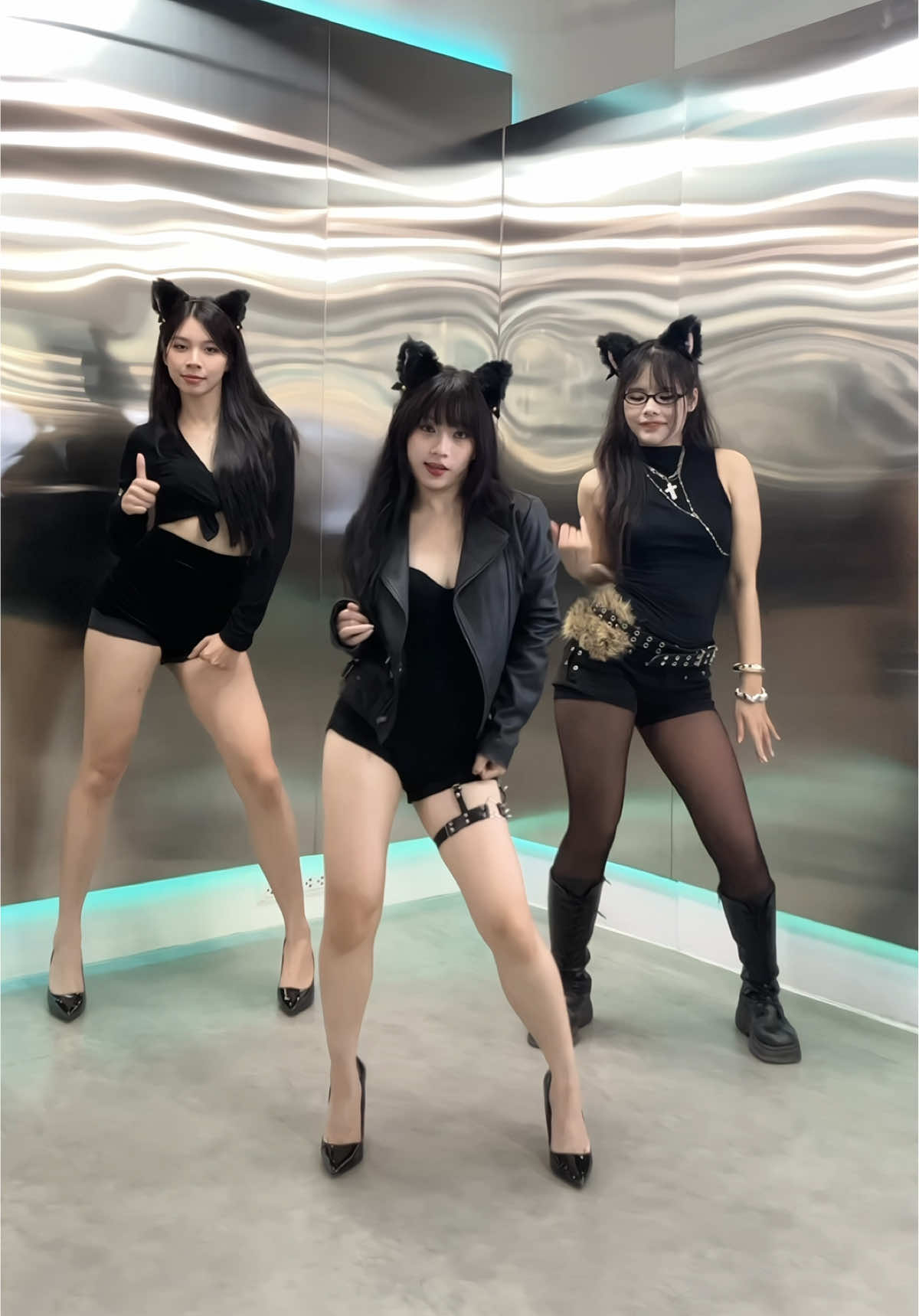 X3 😼 @atchuuu @xinhgaibuonngu #fyp #linhracy #tiktokdance #stcdancestudio 