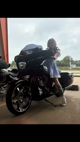 Who said a woman can’t sell a motorcycle 🤔 #harleydavidson #motorcycle #beesinthetrap #fyp 