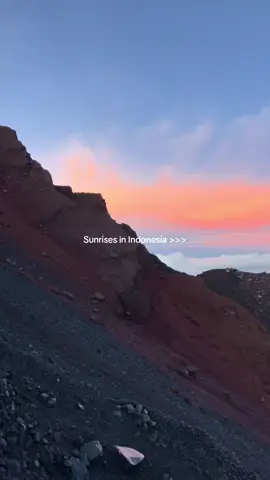 What a beauty 😍 #indonesia #sunrise #beautifuldestinations #beautifulview #prettysky 