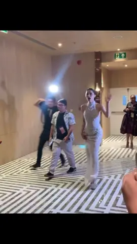 Truyền thông quốc tế đổ dồn sự chú ý vào sự xuất hiện của Hương Giang tối nay. Team Việt Nam mãi đỉnh #huonggiang #missuniverse #chuyennhungnanghau 