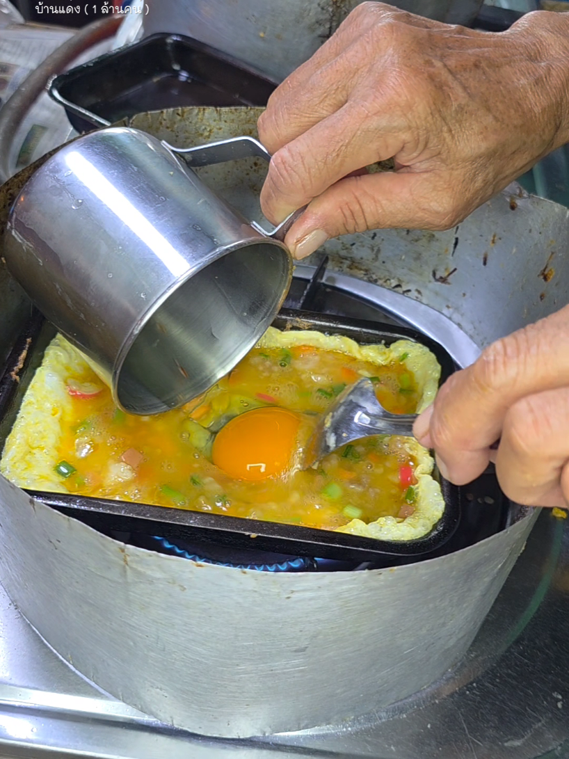 2 เตาคุณป้าทำคนเดียวเอาไม่อยู่! คิวยาวมาก‼️ไข่เจียวดาวเตาสี่เหลี่ยม👍 #Streetfood #ของกินลำปาง #ข้าวไข่เจียว  #food  ร้านข้าวไข่เจียวทรงเครื่องป้าลี ที่ กาดกองต้า อ.เมือง จ.ลำปาง วันเสาร์และวันอาทิตย์ เวลา 16.00น.เป็นต้นไป