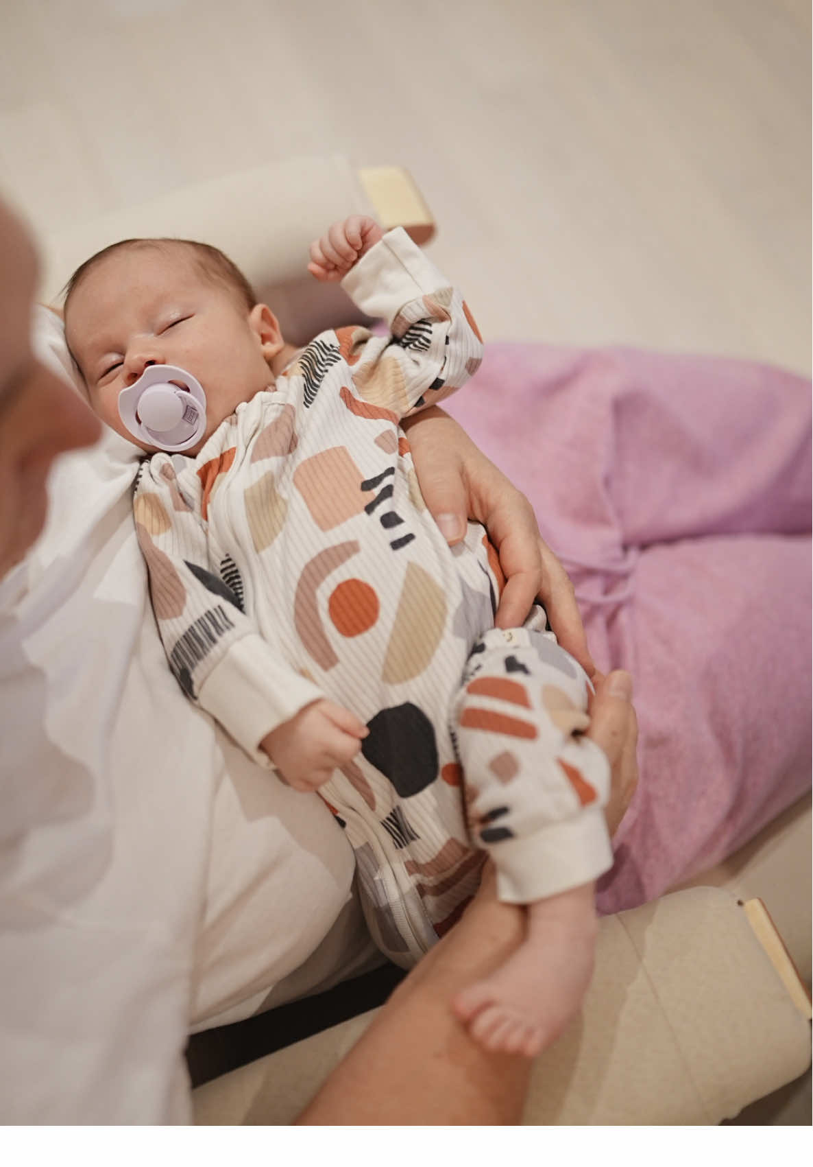 De cand suntem parinti, am invatat ca echilibrul vine din lucrurile mici. Si ca o echipa adevarata e 50/50. 💛 Dupa noptile de alaptat, la 7 dimineata preia taticul, ii da laptele muls, iar eu dorm cateva ore in liniste. Termosul inteligent Nurio ne ajuta sa fie totul rapid si simplu: incalzeste si mentine temperatura, cu display LED si 5 trepte. Perfect acasa sau pe drum. 🍼 @Nurio  #AD