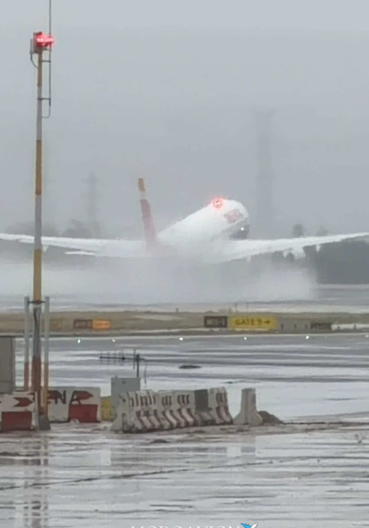 IBERIA DESPEGANDO EN PLENA LLUVIA DESDE MADRID #españa🇪🇸 #madrid #frases #aviacion #aviones 