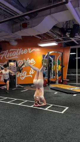 Luxurious @malova.flex reminding you about the exclusive access to the PRE-BLACK FRIDAY event and discounts of UP TO 80%, available only to you! #bonafide #blackfriday 