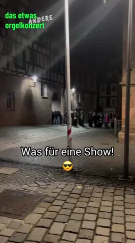 Was war das denn bitte für eine Show letzten Samstag in der Stadtkirche?! Alexander Uhl an der Orgel – zusammen mit Yvonne Kummerer (Sängerin), Klaus Gruber (Pfarrer) und Fabian Zottmann. Das etwas andere Orgelkonzert! 🎹✨ Schon zwei Stunden vor Einlass standen die ersten Menschen am Haupteingang. Ab 19 Uhr gingen die Türen auf – und acht Minuten später war wirklich jeder Platz belegt. 🤯 Dann begann die Hektik: Fabian Zottmann versuchte zusammen mit dem Veranstalter in letzter Minute zusätzlich Stühle und Bierbänke zu organisieren, um noch mehr Menschen teilhaben zu lassen. Dadurch begann das Konzert nicht um 20 Uhr, sondern erst 20:20 Uhr – weil wir wirklich allen eine Sitzgelegenheit geben wollten. ❤️ Leider hat es trotzdem nicht für alle gereicht. Viele mussten das Konzert wieder verlassen, weil keine Plätze mehr verfügbar waren. 😔 Aber eines ist klar: Der Orgelhype ist real! 🙌🔥 Und hört euch mal das Ende an – wie das Publikum jubelt! Was für ein Fest! 🎉🎶 Wir feiern euch total – und wir freuen uns schon riesig aufs neue Jahr! Los geht’s in Gundelfingen an der Donau. 🎶 Schon an ein Weihnachtsgeschenk gedacht? 🎁 Schenkt euren Liebsten einen Abend voller Musik, Emotionen und Gänsehaut. Alle aktuellen Termine: www.dasorgelkonzert.de Der Orgelhype geht weiter! 🚀 #DasOrgelkonzert #Orgelhype #AlexanderUhl #YvonneKummerer #KlausGruber              
