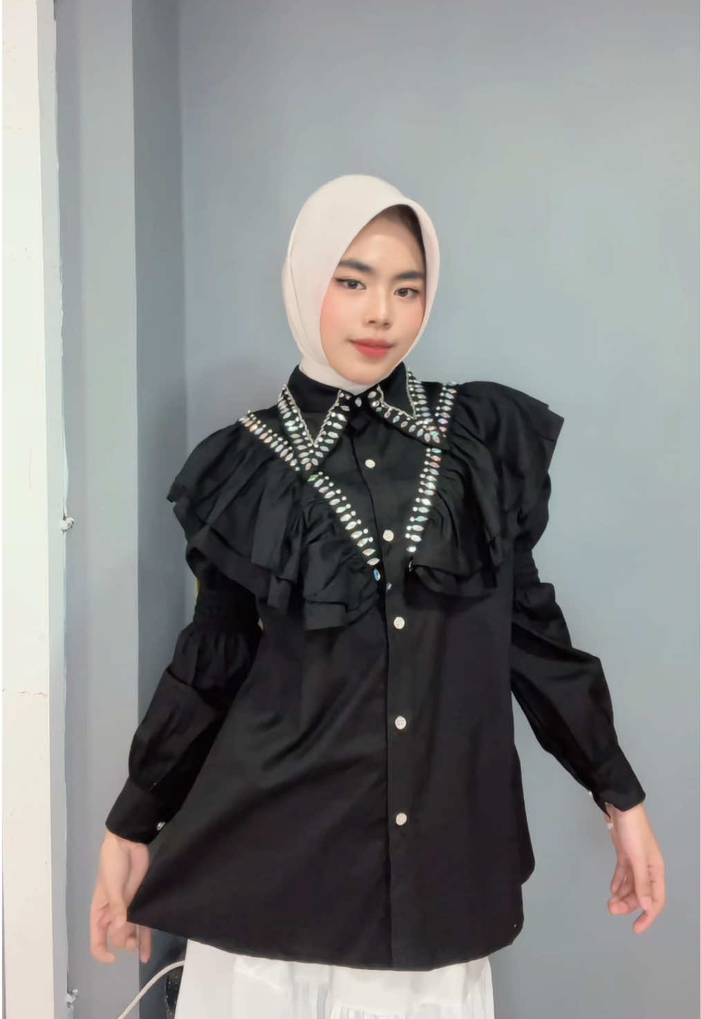Atasan ruffles + payet gini tuh bikin look manis tanpa usaha 😆✨ Katunnya juga enak banget dipake, nggak bikin gerah! #hagoolook #fypage #belanjaditiktok #atasancantik #ootdfashion 
