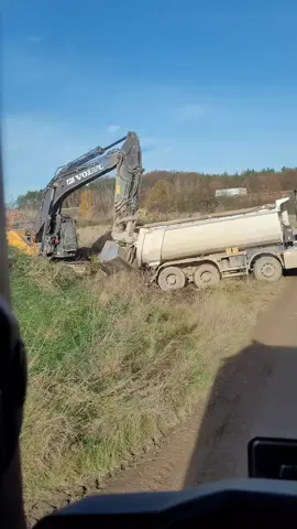 4 achser festgefahren 👌 er sollte aber auch in eine blöde Ecke kippen 🤣 #rettervorort #4achser #baustelle #kannjamalpassieren #zuschauer 