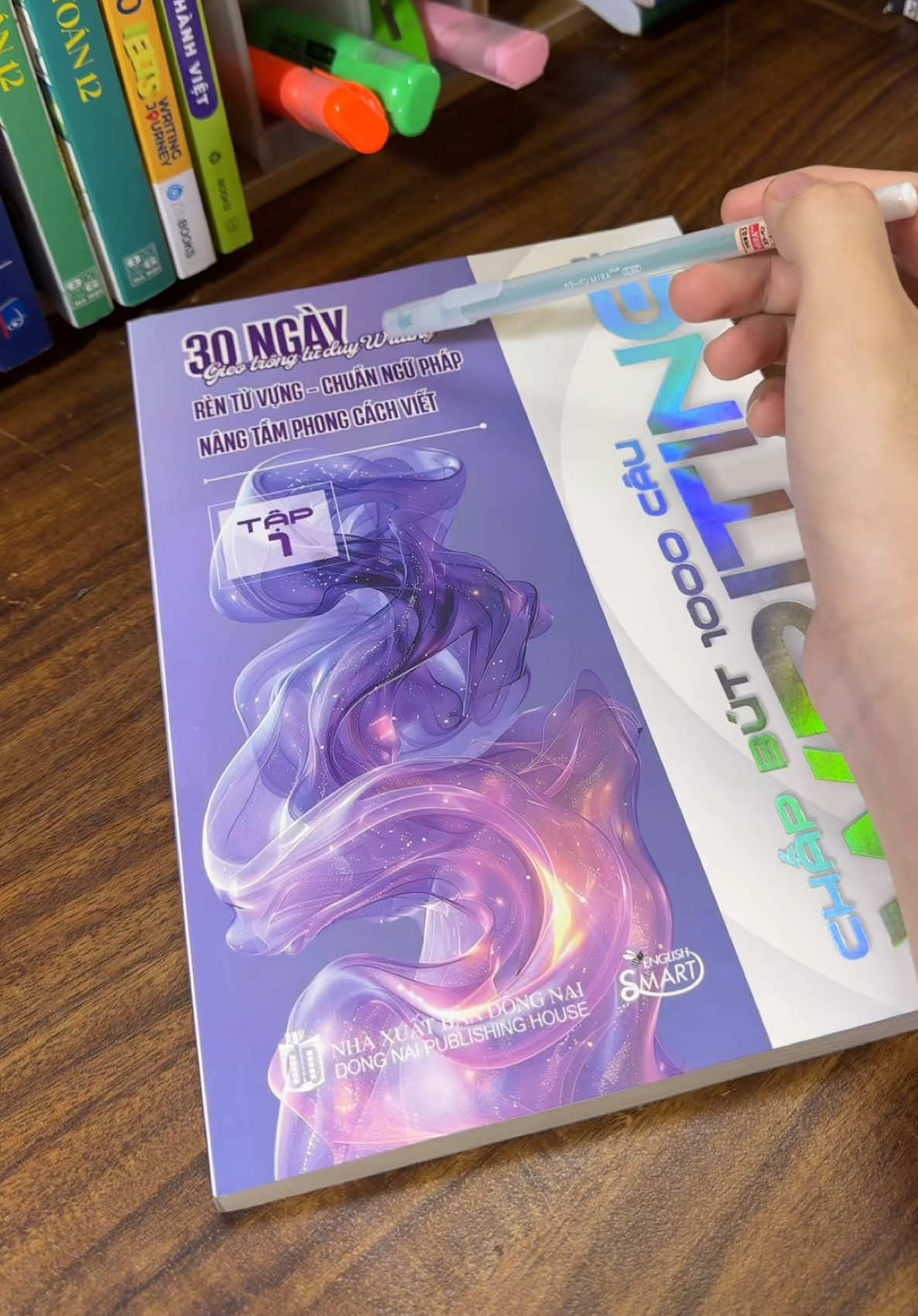 Chấp Bút 1000 Câu Writing – 30 Ngày Gieo Trồng Tư Duy WỬiting. Cuốn Sách Bao Gồm Toàn Bộ Công Thức Viết Câu, Câu Viết Từ Anh Sang Viết, Từ Việt Sang Anh. Giúp Bạn Tăng Khả Năng Viết Câu Trong Tiếng Anh #reviewdealsoc #thpt2026 #vietlaicautienganh 