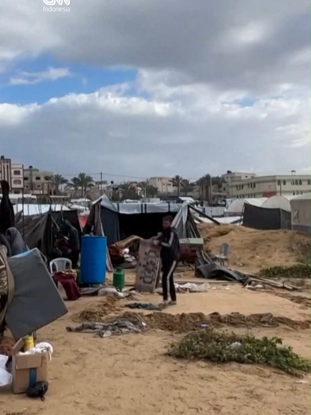 Para pengungsi Palestina di Gaza Tengah berjuang menyelamatkan barang-barang dan menopang tenda-tenda darurat yang rusak parah setelah badai angin kencang dan hujan melanda kamp mereka di daerah Al-Zawaidah pada Minggu, (16/11).  Jihan Al-Rifi, seorang ibu dengan enam anak, melaporkan kepada Reuters bahwa tenda keluarganya roboh dan kebanjiran akibat badai semalaman. Penduduk kamp sementara ini memohon bantuan berupa tenda baru dan terpal untuk menggantikan tempat tinggal mereka yang sobek,  Di tengah situasi saat sebagian besar wilayah Gaza telah hancur menjadi puing-puing akibat bombardir Israel selama dua tahun terakhir, yang menurut otoritas kesehatan Gaza telah menewaskan sekitar 68.000 orang. #cnnindonesia #cnnindonesiacom #Gaza #Israel