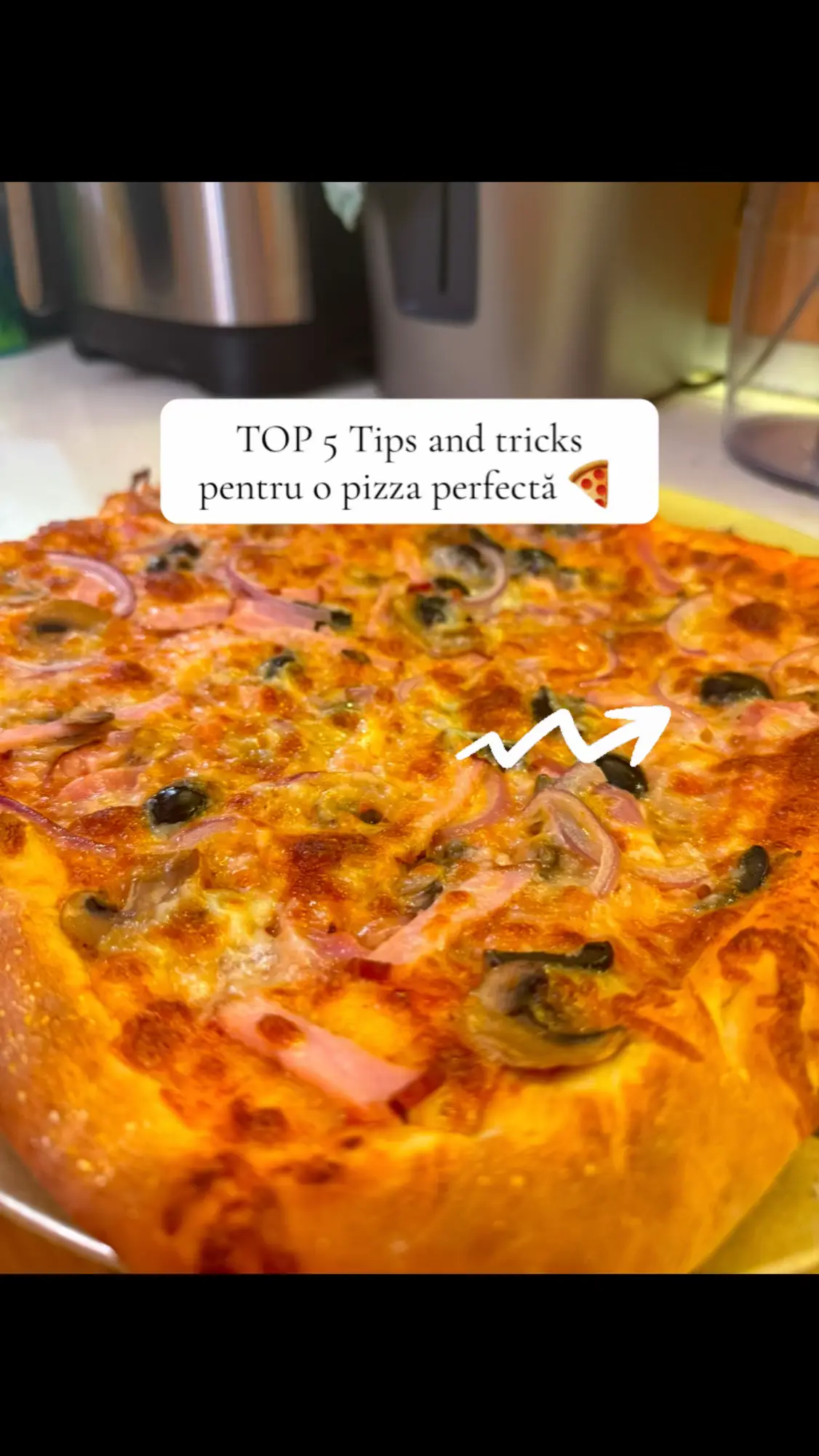 N-am mai comandat pizza demult… prefer să o fac acasă ❤️ Știi mereu ce pui în ea, deci ești câștigat din start 🤭 De-a lungul timpului am tot îmbunătățit felul în care o fac și v-am lăsat și vouă în postare lucrurile cele mai importante ✅ În postarea anterioară v-am lăsat și aluatul pe care îl folosesc 🔙 Pizza de casă: locul în care totul are gust mai bun, chiar dacă nu iese rotundă perfect ❤️🍕 Să vă fie de folos! Vă pup,  Christine 🔪 #pizza #tipsandtricks #italy #napoli #gatestecuchristine 