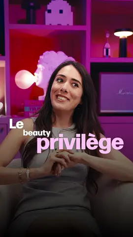 Tu savais que le beauty privilège, c'est une réalité scientifique ? Ça te paraît fou ? En moyenne, une personne jugée belle gagnera 230.000€ de plus au cours de sa vie. Et ce n'est pas tout. Elle reçoit aussi des services non sollicités et est perçue comme plus douée ! Ces données sont issues du livre « Beauty Pays » et de l’article scientifique « Beauty and the Labor Market » de l’American Economic Review, sorti en 1994. En vrai, on le valide tous, non ? Alors, la prochaine fois que ta copine Cindy se plaint de son apparence et te dit que son physique ne l’a pas aidée… Dis-lui que c'est 100 % dans sa tête. D'ailleurs, ça marche aussi pour la taille…. Plus on est grand, plus on est payé. Tu savais ? Comme quoi, dans le marketing comme dans la vie, l’image compte. Il faut savoir en tirer parti ! Commente “newsletter” pour recevoir plus de conseils sur le Marketing et la vente.