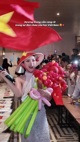 Hương Giang rạng rỡ trong vòng tay fan Việt Nam đêm rehearsal tại Thái Lan #missuniverse #missuniversevietnam  #dinhaobong #fyp