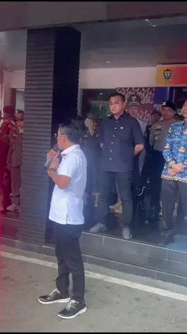 Aksi demo gabungan aktivis dan Ormas Muara Enim-Sumsel Bersatu berlangsung di depan Kantor Bupati Muara Enim, pada Senin (17/11/2025).  Massa meminta Bupati Muara Enim untuk mengevaluasi oknum pejabat pada Dinas Pekerjaan Umum dan Penataan Ruang (PUPR) Muara Enim, atas adanya dugaan pengondisian proyek.#aksidemo #pupr #muaraenim 