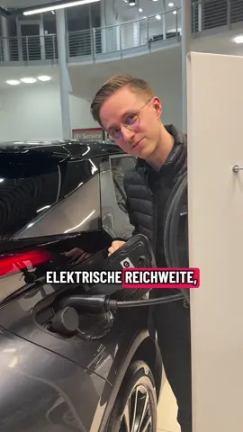 Unser Black Weeks Angebot für dich! 🖤 Den Toyota C-HR Plug-in Hybrid ab 297€* monatlich zu 1,99% finanzieren - unser Sonder-Deal während unserer Black Weeks 😎 Jetzt zuschlagen, nur solange der Vorrat reicht! 😏 Energieverbrauch Toyota C-HR Teamplayer 2,0-l-VVT-i Plug-in Hybrid: Benzinmotor 111 kW (151 PS), Elektromotor 120 kW (163 PS), Systemleistung 164 kW (223 PS), gewichtet, kombiniert: 15,1 kWh/100 km und 0,8 l/100 km, CO2-Emissionen gewichtet/kombiniert: 19 g/km; CO2-Klasse: B (gewichtet, kombiniert), Kraftstoffverbrauch bei entladener Batterie kombiniert: 4,9 l/100 km; CO2-Klasse bei entladener Batterie: C; elektrische Reichweite [EAER]: 66 km. Abb. zeigt Sonderausstattung.  *Unser Toyota Finanzierungs-Angebot für den Toyota C-HR Plug-in-Hybrid Teamplayer, als Neuwagen. UPE: 41.990,00 €, Unser Hauspreis: 41.250,50 €, inkl. Auslieferungspaket (Überführung, Zulassung inkl. Wunschkennzeichen und Umweltplakette, Fußmatten, SOS-Paket, inkl. voller Akkuladung) i.H.v. 1.360,00€, Nettodarlehensbetrag 38.275,50 €, Gesamtbetrag 40.849,05 €, Laufleistung km/Jahr: 10.000 km, Anzahlung: 0€, Vertragslaufzeit: 48 Monate, gebundener Sollzins: 1,97 %, effektiver Jahreszins: 1,99 %, 47 mtl. Raten à 297,35 €, Schlussrate: 26.873,60 €. Ein unverbindliches Angebot der Toyota Kreditbank GmbH, Toyota-Allee 5, 50858 Köln). Gilt bei Anfrage und Genehmigung bis zum 31.12.2025. Nur solange der Vorrat reicht.  #mittenimlevy #toyota #plugin #car #hybrid     