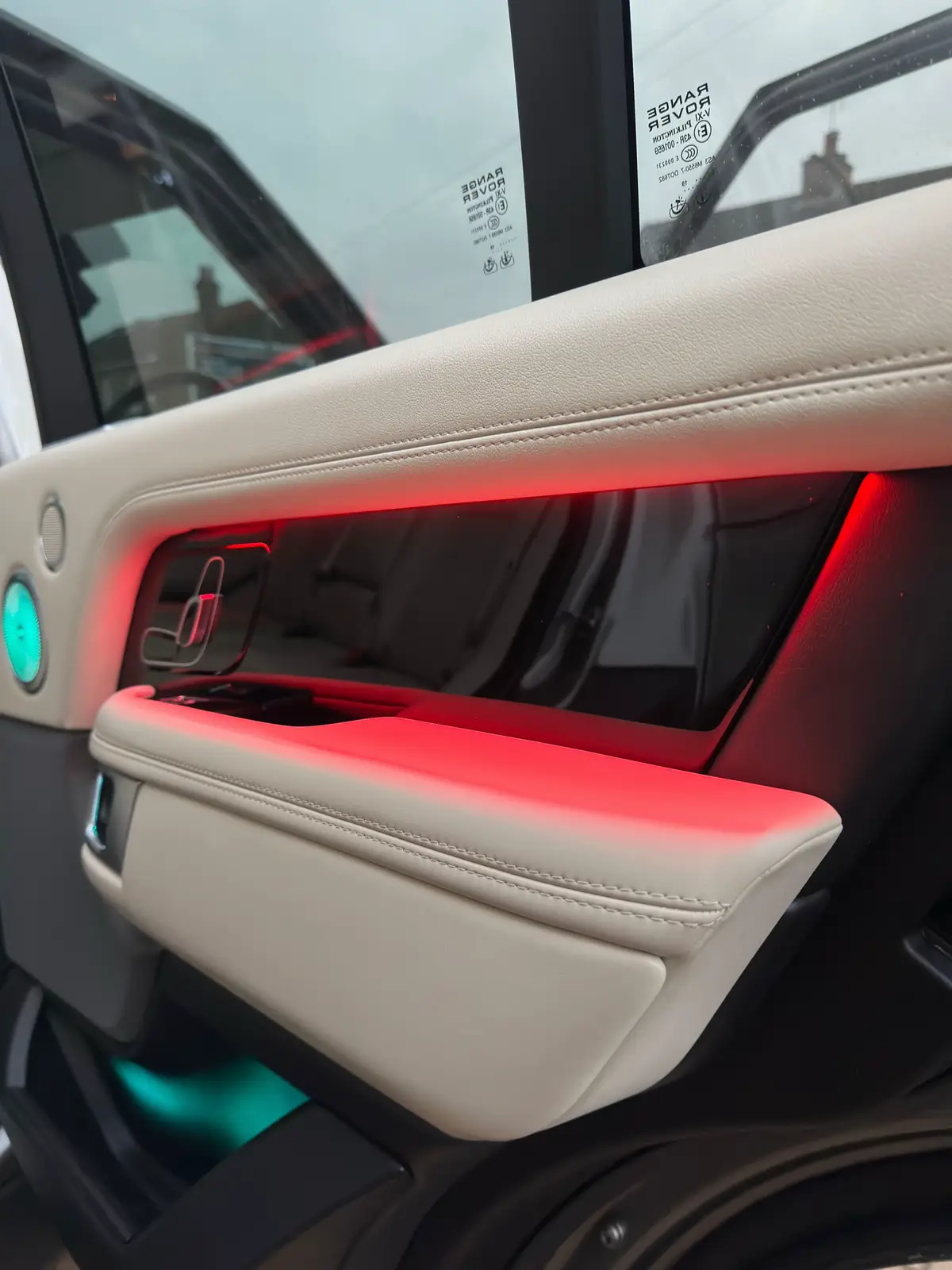 Range Rover P400E came down to us for OEM style ambient lights and now it’s up there with today’s standards for quotes Dm us or give us a call on 07415749460🤝🏼 Optional extras  Speaker Covers ✅ Sky lounge ✅ 2 Years Warranty ✅ •Dedicated Ambient Light for almost every car •RGB ambient light for all models •Starlight roof projects #rangeroversport #svr #autobiography #luxurylifestyle #rangerover   