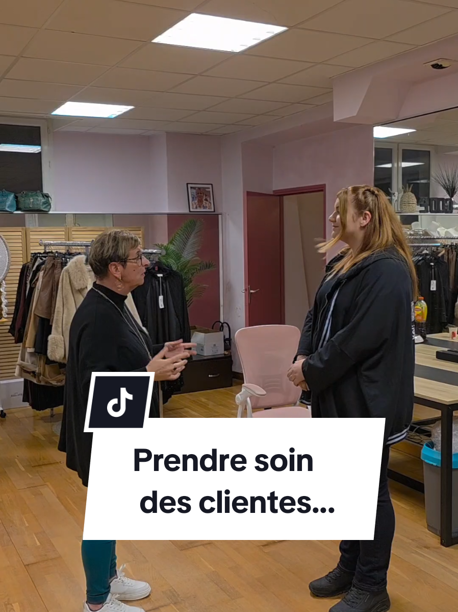 Quand ta patronne te demande de prendre soin des clientes... ✨️☕️💅🌹😆 #humour #cliente #vendeuse #boutique #zele 