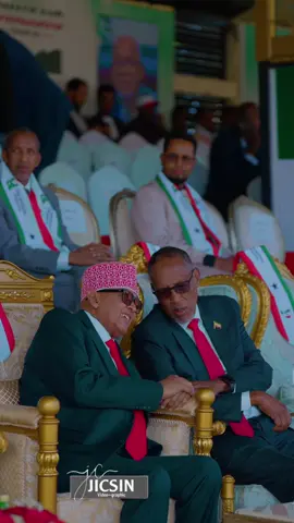 Madaxwayne Abdiraxmaan ( Cirro ) & Ex Madaxwayne Muuse ( Biixi ) Waa Laba Shakhsi Oon Ixtiraam Uhayo Sidaan Hore U Idhi Anigu Reer Hebel Ka Korayban Ugu taagna hay .