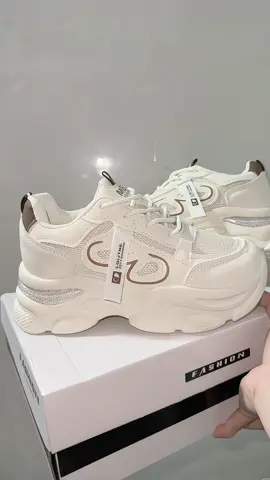 Hàng mới về phục vụ cho các chị em muốn tăng 7cm chiều cao nha #giaydonde #giaytangchieucao #sneaker 