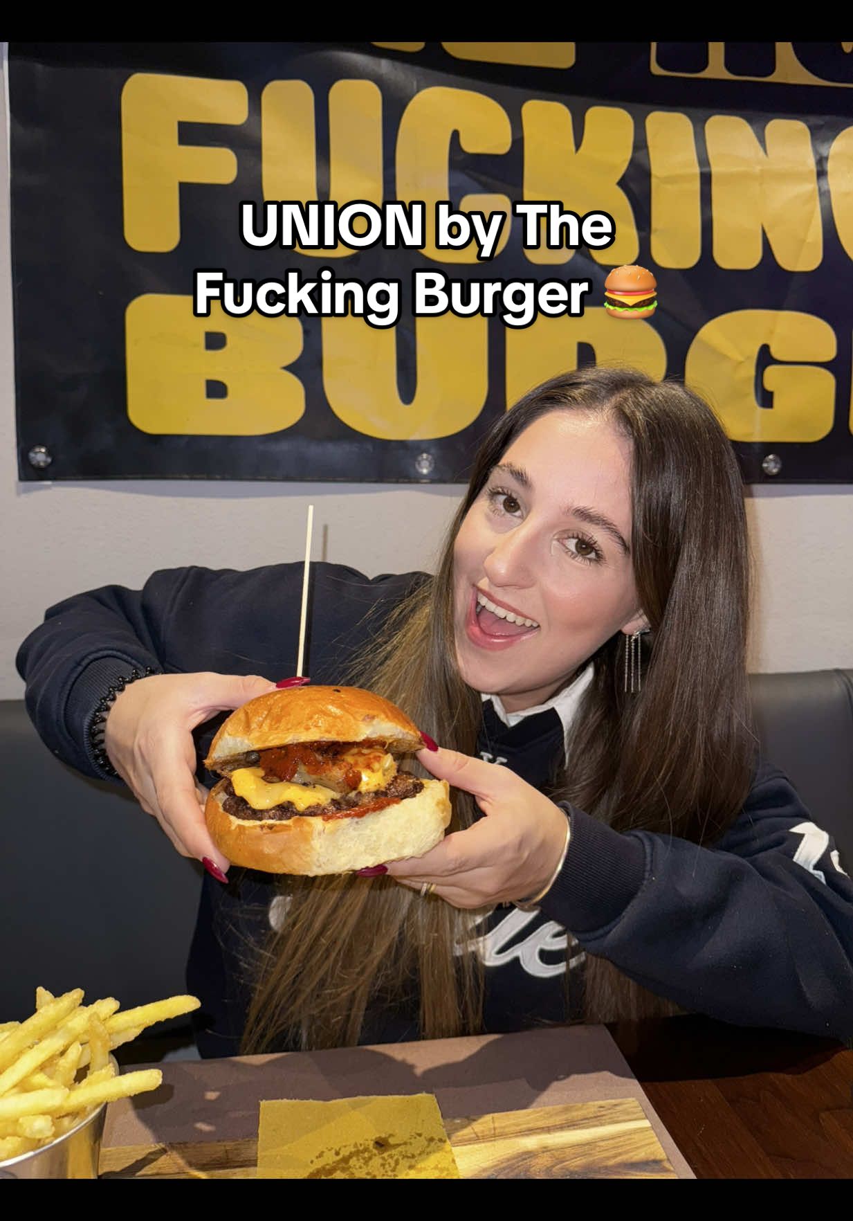 Da mesi avevamo in mente di provare questo posto e finalmente eccoci quiii😍 siamo stati da📍Union by The Fucking Burger a Padova in Via Facciolati!  Questo locale ci ha colpito perché è particolare e super colorato🎨 il menù propone dei burger fenomenali realizzati con materie prime di ottima qualità ed il pan brioche è fatto in casa😋 Noi come fritti abbiamo scelto delle patatine dolci fritte (una tira l’altra) e degli anelli di cipolla alla birra deliziosi. Come panini invece abbiamo scelto: 👉🏻 So Fucking High con doppio smash burger, cheddar, doppio bacon, aglio arrosto e salsa barbecue 👉🏻 So Fucking Smashed con doppio smash burger, Asiago pressato, Lardo di Sauris alle erbe, onion flakes, maionese, pomodoro e insalata Entrambi serviti con le patatine fritte🍟 Raga erano UNA BOMBA💣 Per finire immancabile dolcetto… una cheesecake al caramello🍰 E tu conoscevi già questa hamburgeria? Salvati il video e fammi sapere nei commenti cosa ne pensi❤️ #lizzoandfood #hamburgerpadova #cibobuono #padova #venetofood  