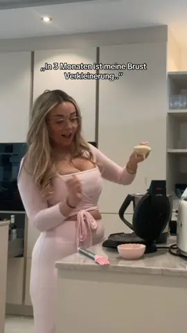 Am Anfang war so groß, dass ich 2 Oberteile anziehen musste um alles zu verdecken😭 ich glaube Mittelwelle passt mir das Oberteil so bzw. ich kann es alleine anziehen😭🥹