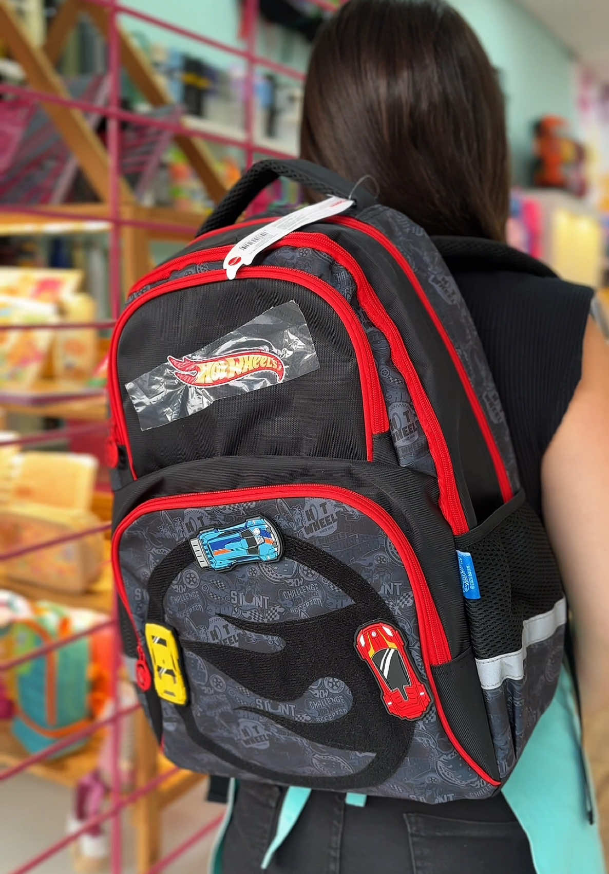 🔥🏎️ A aventura vai junto com eles! Essa mochila de costas Hot Wheels é pura diversão: você monta a pista de carrinhos, brinca, tira e coloca tudo de volta com o velcro super prático — e ainda leva para onde quiser! 😍🎒 Perfeita para os pequenos pilotos que amam velocidade! #HotWheels #MochilaInfantil #BrincarEDisfarçar #KidsFashion #AventuraSobreRodas