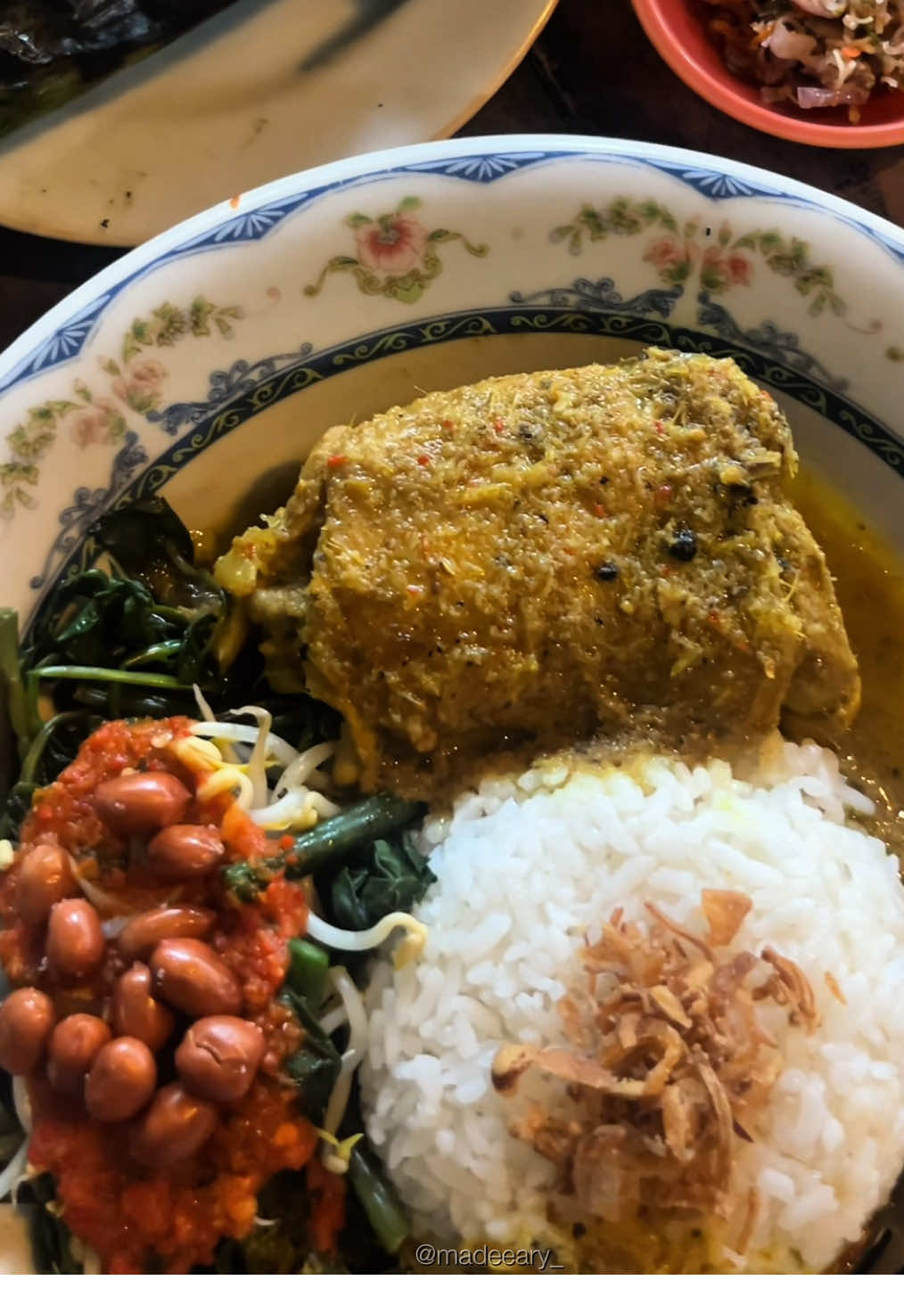 masih dalam agenda nyari makanan bali di jogja, kaliini bukan warung bu komang lagi, tapi dapur cening nitiprayan.