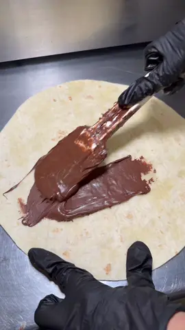 Le Tacos Nutella qui te met direct en mode Willy Wonka 🍫🌯✨ Croquant, fondant… un cheatcode pour les gourmands. @ipublicity.ch  #TacosAvenue #NutellaTacos #FoodTok #PourToi #FYP