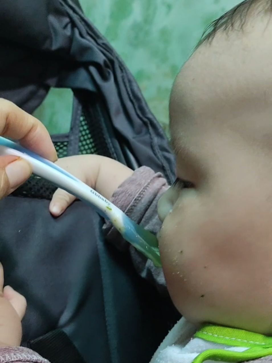 Thìa “thông minh” dành cho bé ăn dặm đây ạ! 🌡️ Nóng quá 50°C là CHUYỂN MÀU ngay 🍼 Chất mềm chống tổn thương nướu 🎨 Màu xinh bé mê, mẹ yên tâm Mẹ bỉm nên có 1 bộ để chăm bé dễ hơn nha! Mình mua của GBbaby 👉 Link sản phẩm mình gắn sẵn!  #gbbaby #thiaandamchobe #muongandam #thiaandam #muongandam 