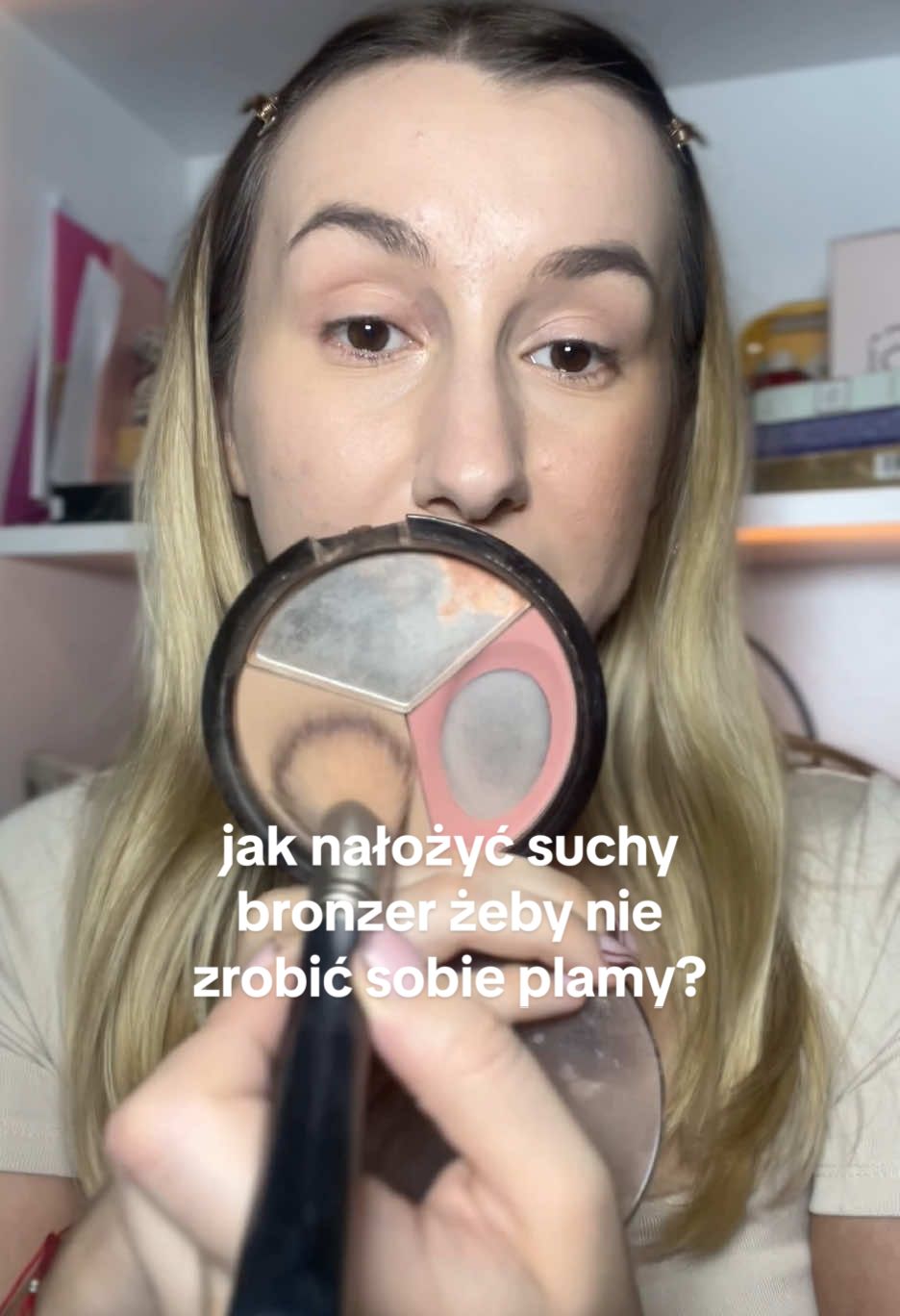 Odpowiadanie użytkownikowi @🖤🙈Aneczkaaaaa🙈🖤 teraz nie powinno być żadnych plam z suchego bronzera 😎  #bronzer #makeuphack #makeup #dlaciebie #fyptrend 