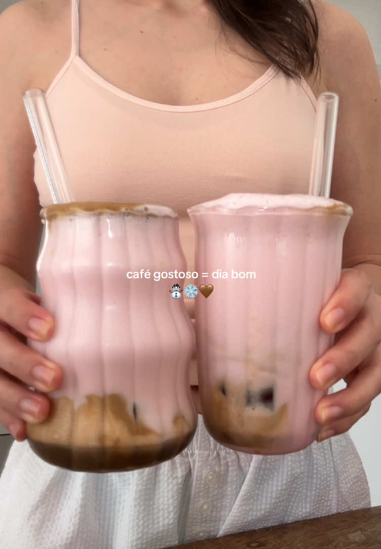 É tão bommm  ⛄️☁️🎀   Misturei com mixer • 90ml de leite gelado (pra cada)  • 1 colher de chá (pra cada) de @Nesquik  • 15g de whey (pra cada) de sorvete de creme da @Growth Supplements faz mta diferença) No espumador da @Oster Brasil  • leite até a quantidade mínima  • 1 colher de chá de café solúvel Nescafé pra cada um (se preferir pode fazer outro tipo de café como passado ou em cápsula) Finalizei com gelo e o café no copo ⛄️❄️🤎         #nesquiklatte #icedlatte #coffee #icedcoffee #cozy 