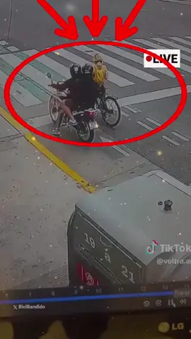 Turista rusa enfrenta a dos ladrones en Palermo y deja a uno reducido hasta que llega la Policía.