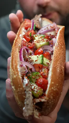 Backpapier Döner 😍 Zutaten (für ca. 2–3 Portionen): 	•	500 g Rinderhack 	•	1 TL Kreuzkümmel 	•	1 TL Paprika edelsüß 	•	1 TL Paprika scharf 	•	Salz & Pfeffer 	•	1 EL Joghurt 	•	1 Zwiebel 	•	1 Hand Petersilie 	•	½ Zitrone 	•	150 g griechischer Joghurt 	•	1–2 Knoblauchzehen ⸻ Mise en Place: 	•	Zwiebel fein schneiden 	•	Petersilie hacken 	•	Knoblauch pressen 	•	Ofen auf 200°C vorheizen 	•	Zwei Stück Backpapier bereitlegen ⸻ Zubereitung: 	1.	Hackfleisch würzen: Rinderhack in eine Schüssel geben. Kreuzkümmel, Paprika edelsüß, Paprika scharf, Salz, Pfeffer und 1 EL Joghurt dazugeben. Alles gut vermengen. 	2.	Flach drücken & ausrollen: Die Masse auf ein Backpapier geben, zweites Backpapier drauflegen und mit dem Nudelholz flach ausrollen. Oberes Backpapier abziehen. 	3.	Rollen & backen: Das Fleisch fest einrollen, Enden einschlagen, damit nichts ausläuft. 25 Minuten bei 200°C in den Ofen geben. 	4.	Zwiebel-Petersilien-Mix: Zwiebeln fein schneiden, mit Petersilie, Zitronensaft, Salz & Pfeffer mischen. 	5.	Schnelles Tzatziki: Griechischen Joghurt mit Knoblauch, etwas Zitrone, Salz & Pfeffer verrühren. 	6.	Fleisch schneiden: Nach dem Backen kurz abkühlen lassen, dann in dünne Scheiben schneiden. Optional in der Pfanne kurz anrösten für extra Röstaromen. 	7.	Servieren: Alles in Brot oder Wrap packen – Fleisch, Zwiebel-Mix, Tzatziki – fertig. ⸻ Tipp: Je dünner du das Fleisch rollst, desto döneriger wird die Struktur. Kurz in der Pfanne knusprig machen = 10/10. #döner #rezept #backpapier #lecker #viralfood 