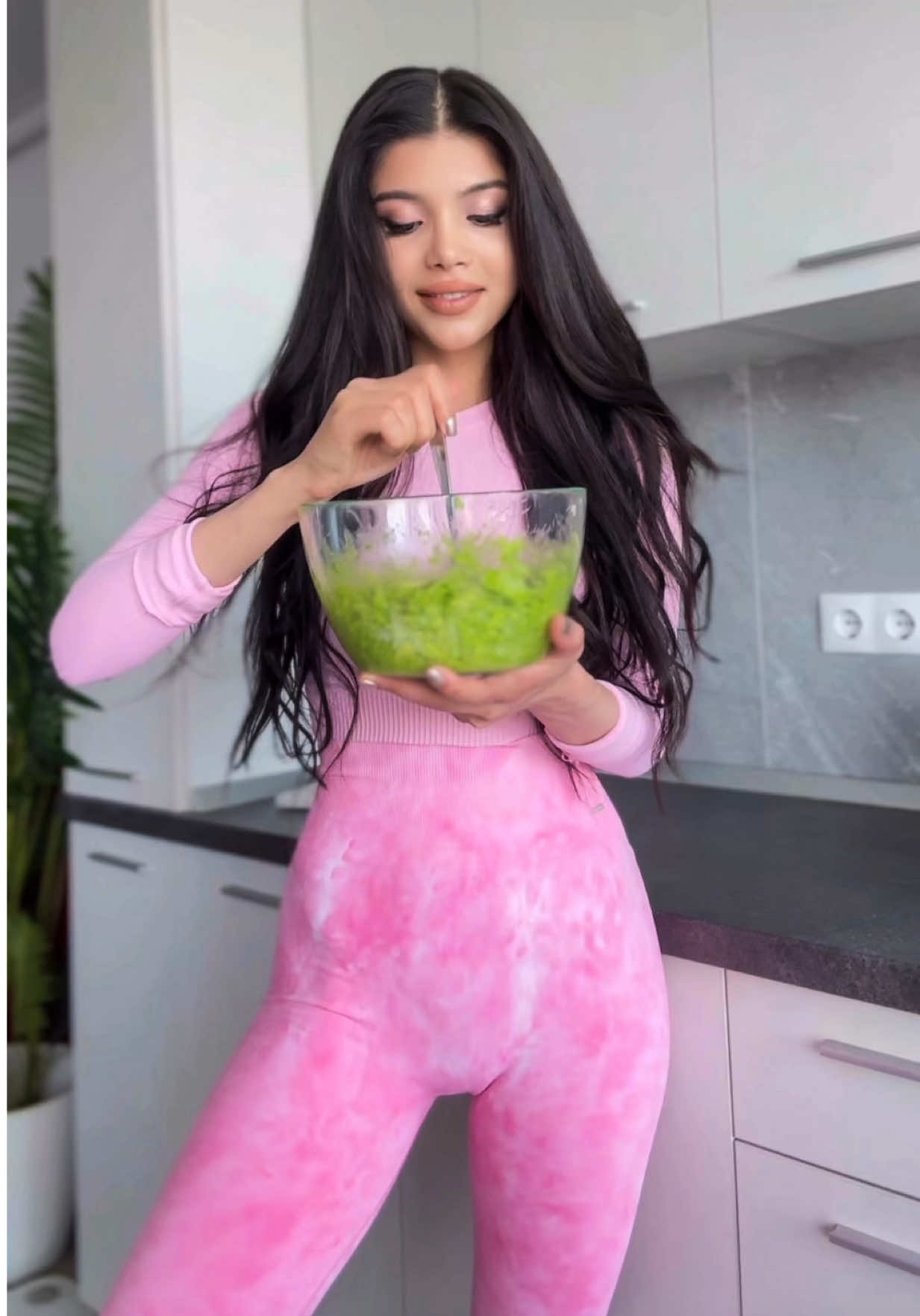 ESTE CEA MAI DELICIOASĂ SALATĂ! 🥗 Această salată eu o pregătesc aproape în fiecare zi. Conține foarte puține calorii, dar este bogată în vitamine, minerale și fibre! Vă scriu mai jos rețeta 🤗: 1️⃣ Tăiem salata verde și pregătim sosul. Pentru sos AVEȚI NEVOIE DE: ✅ spanac ✅ mărar ✅ pătrunjel ✅ caju hidratat ✅ usturoi ✅ sucul de la o jumătate de lămâie ✅ sare după gust 2️⃣ Punem toate ingredientele într-un blender și adăugăm puțin ulei de măsline. 3️⃣ Adăugăm sosul peste salată și amestecăm. Eu mai pun și semințele de cânepă pentru un plus de Omega 3. Amestecăm totul și salata sănătoasă este gata! Vă îmbrățișez cu drag! 🤗