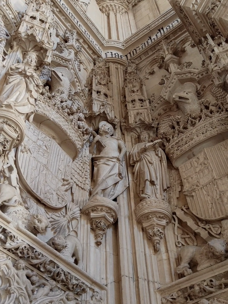 Iglesia del Monasterio de San Juan de los Reyes, Toledo. Acabada en 1495, corresponde plenamente al estilo gótico isabelino. Posee una elaborada ornamentación con los símbolos de los Reyes Católicos, así como el águila de San Juan y decoración heráldica. #toledo #gotico #gothic #church #iglesia 