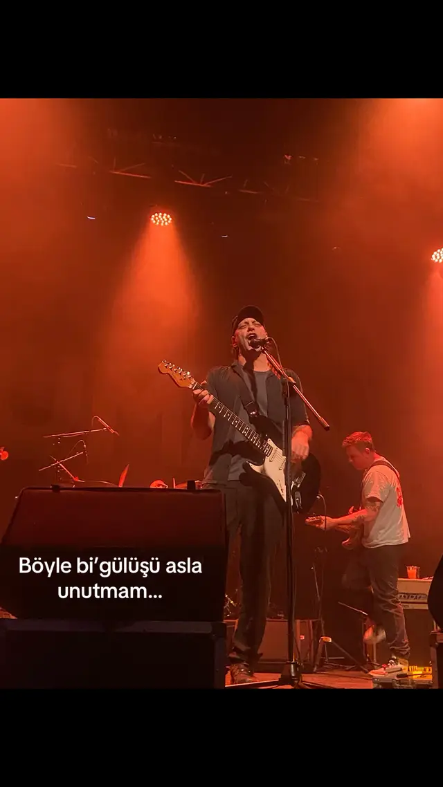 Gözleri gözüme değer bir tebessüm eder o annn #duman #konser #kesfet #akım #kesfetteyiz 